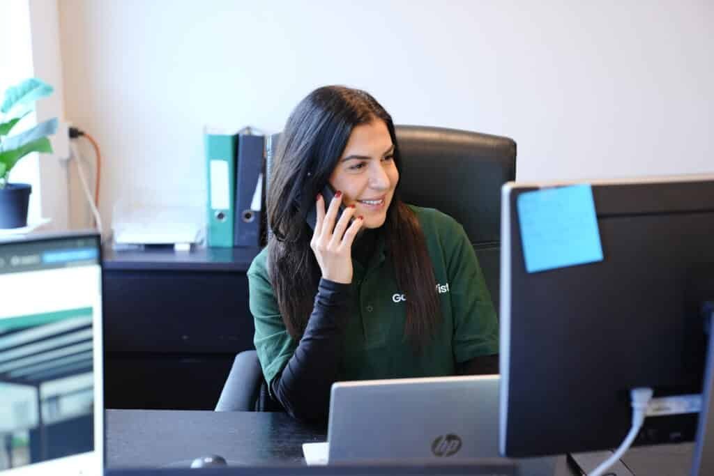 Person am Schreibtisch im Büro