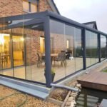 Helles Wohnzimmer mit Übergang zur Terrassenüberdachung